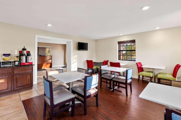 Days Inn by Wyndham Brownsville image 23